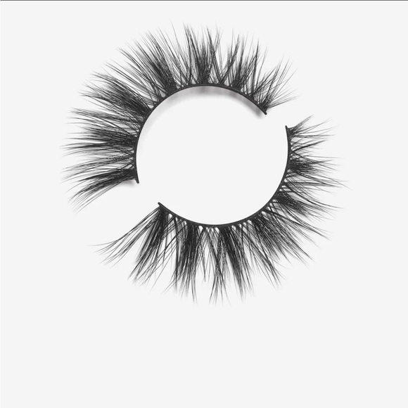 Lilly lashes 
Megan
3D FAUX MINK
Wispy & Light Volume + Long Length
25 wears - Picture 2 of 5